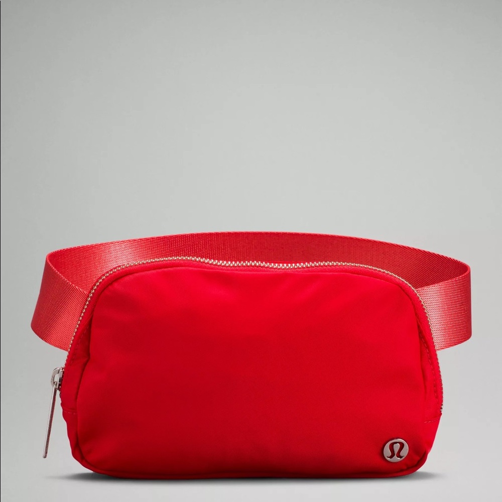 LULULEMON - Everywhere belt bag - love red.